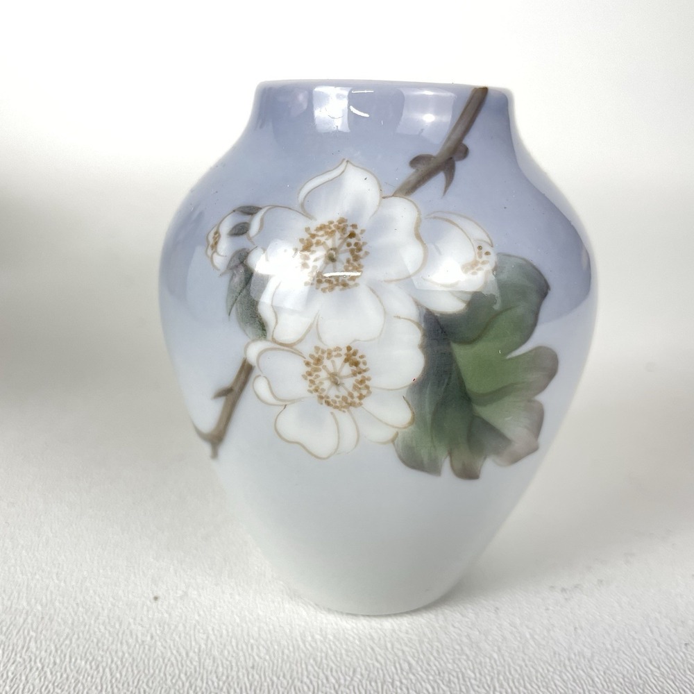 Vintage Bing and Grondahl B & G 3.5" Bud Vase Berry Blossoms 215-5012 Signed RV